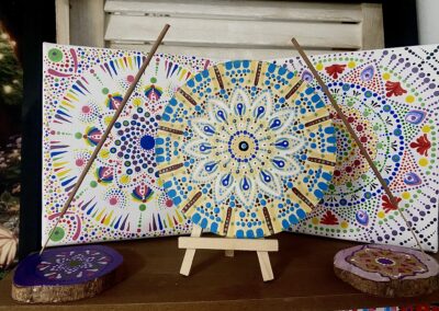 mandala sur toile en arrière plan 20€. mandala en 1 er plan 12€ porte encens 4€